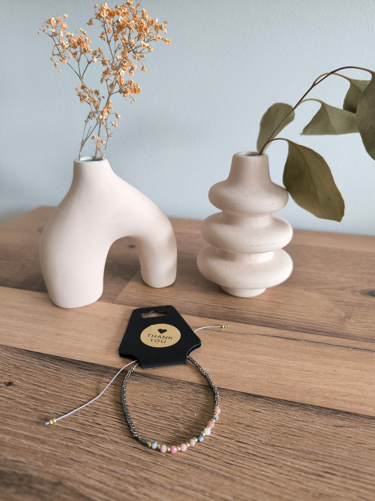 Damen Armband Boho handgefertigt mit natürlichen rosa Turmalin-Edelsteinen, Edelstahl- und grauen Perlen