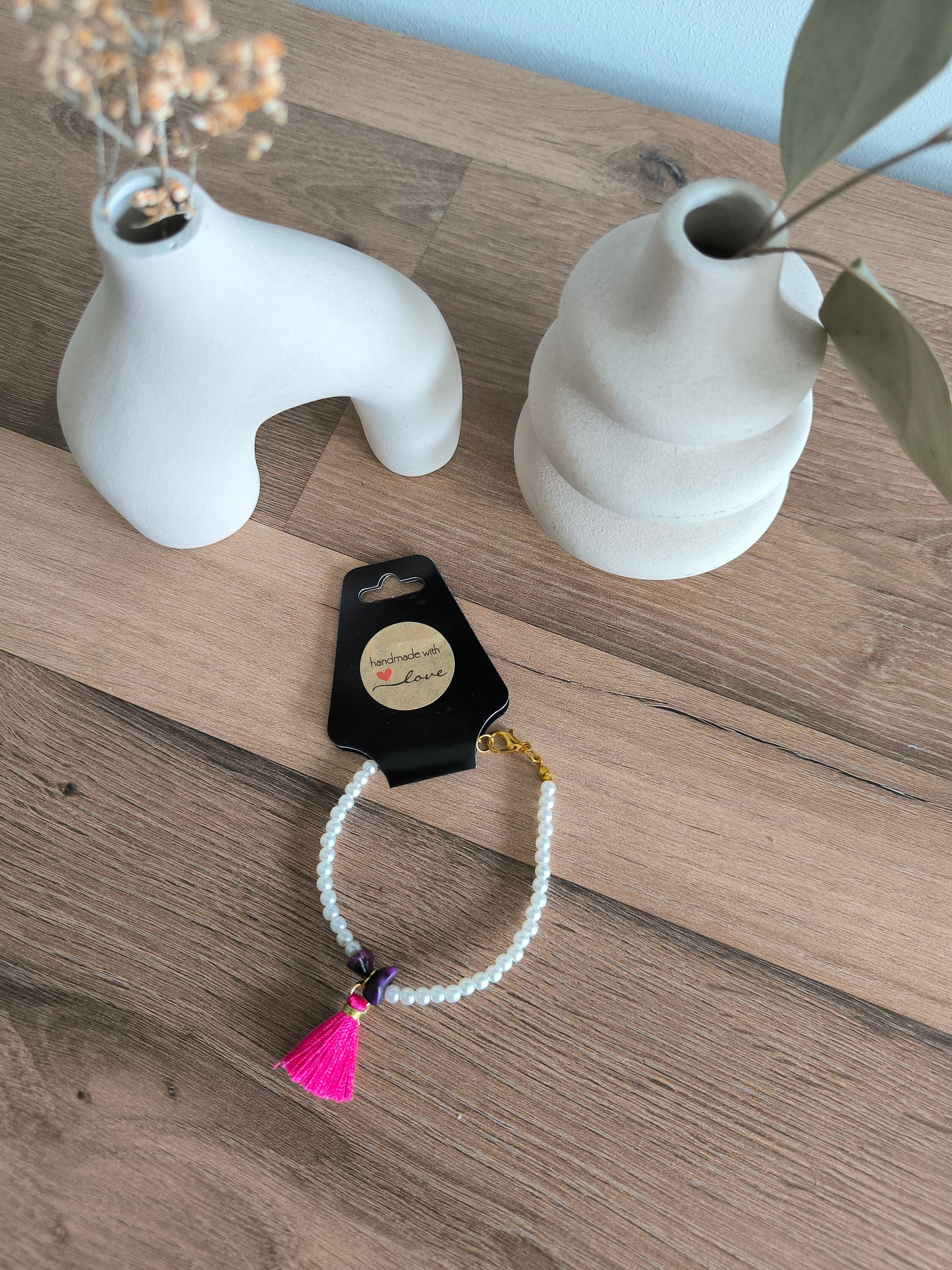 Boho-Perlenarmband mit weißen Perlen | natürlichen Sugilith-Edelsteinen und pinkem Quastenanhänger | Boho | Gift for her | Modern