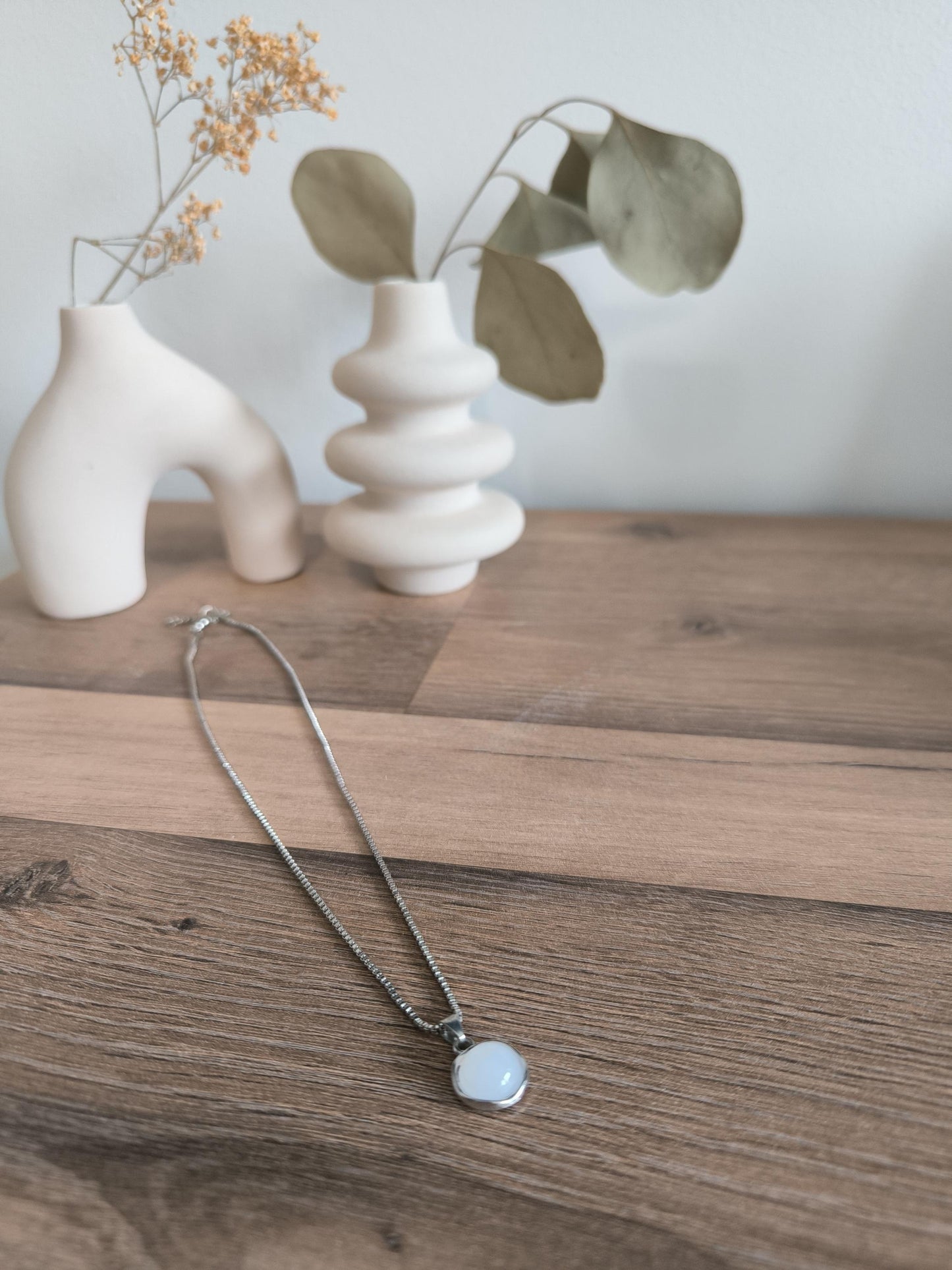 Lunar Glow Necklace – Edelstahl Halskette mit weißem Mondstein Look Anhänger | Minimalistische Schmuckstücke | Geschenk für Sie