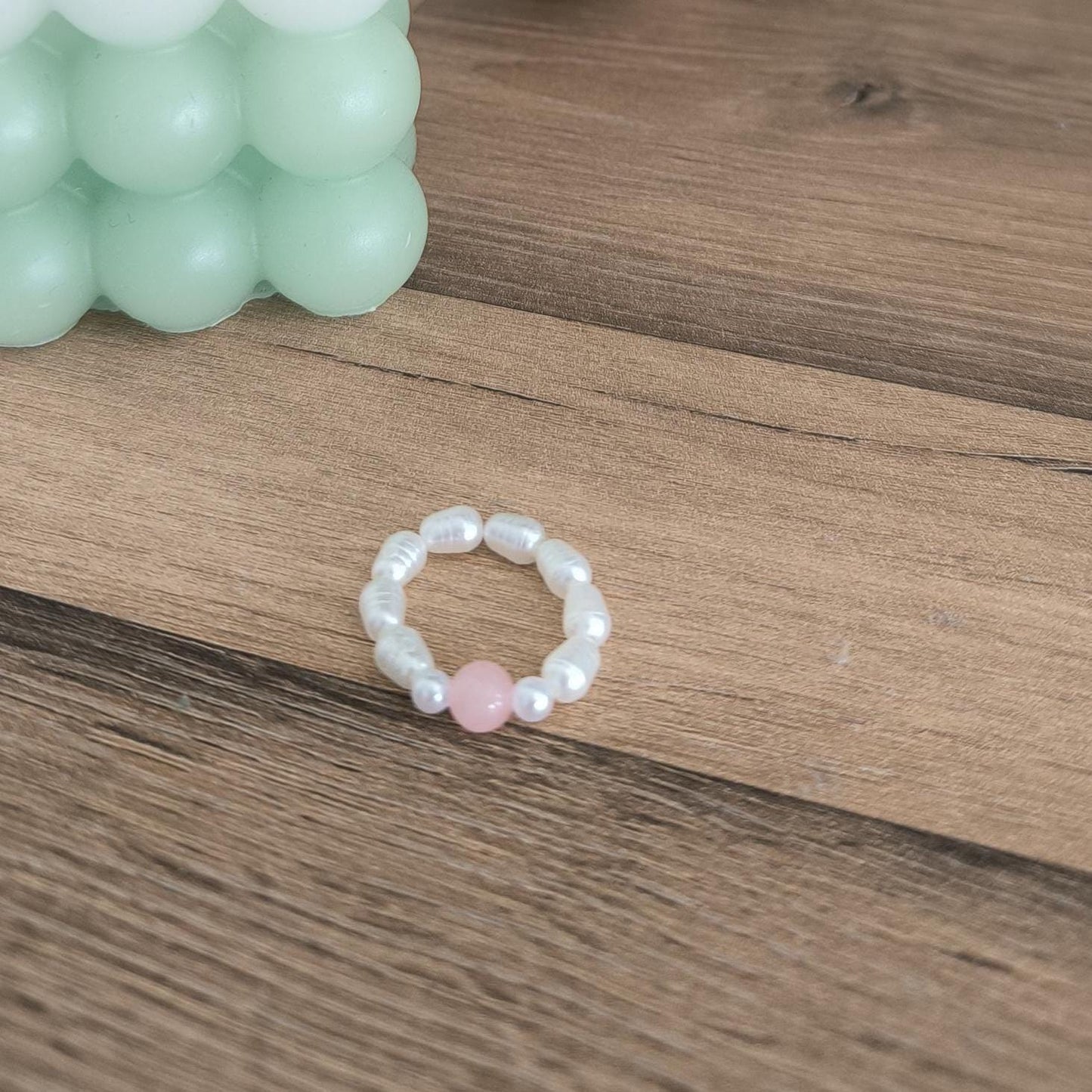 Perlenring Boho | Schlichter Ring Weiß Beige | Unisex Gummiband Ring | Goldener Modeschmuck | Muschelperlen Ring Handmade