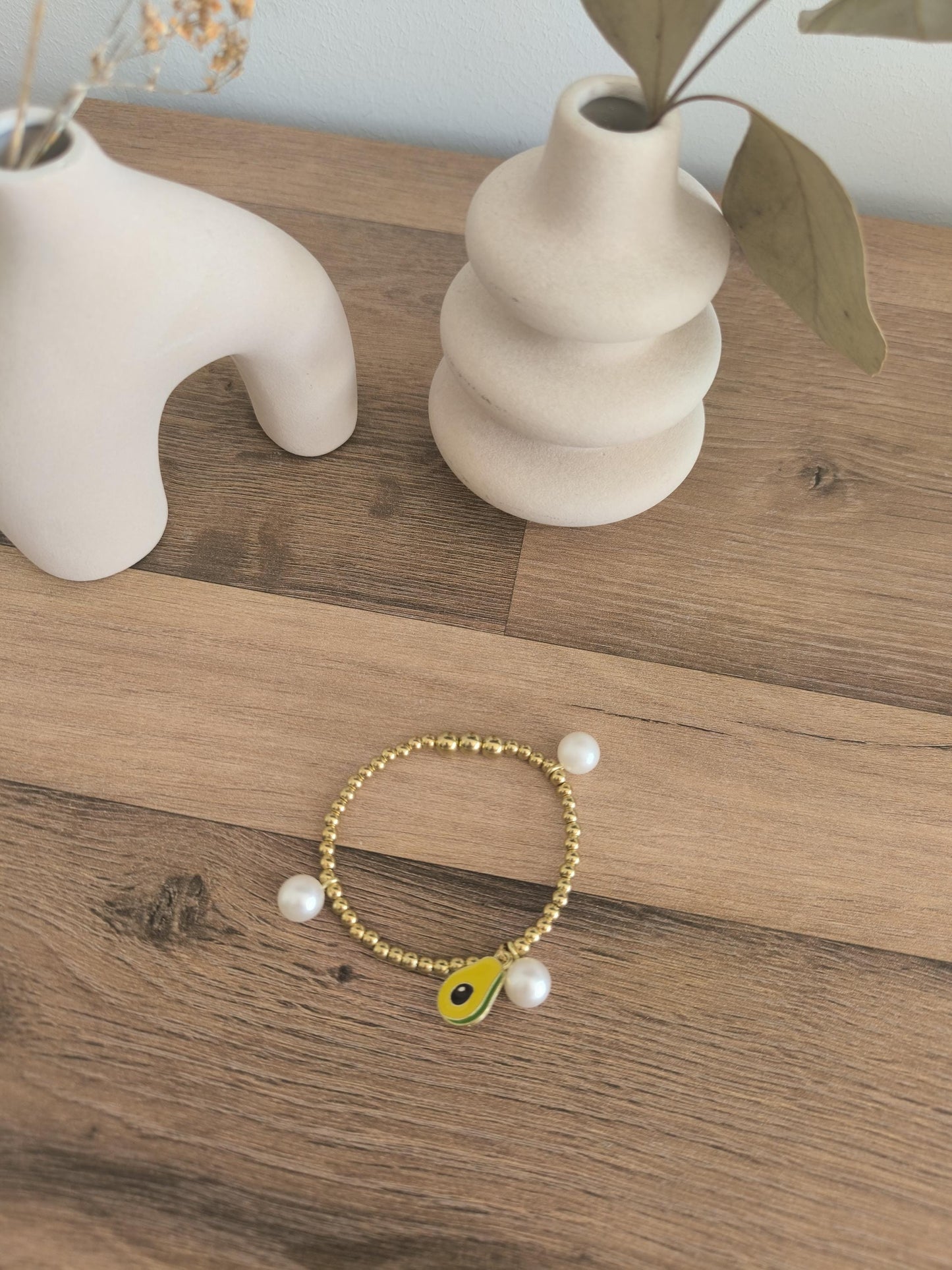Goldenes Perlenarmband mit Avocado Anhänger | Weiß & Gold | Boho Schmuck | Gummiband Armband | Perlenimitat | Handmade