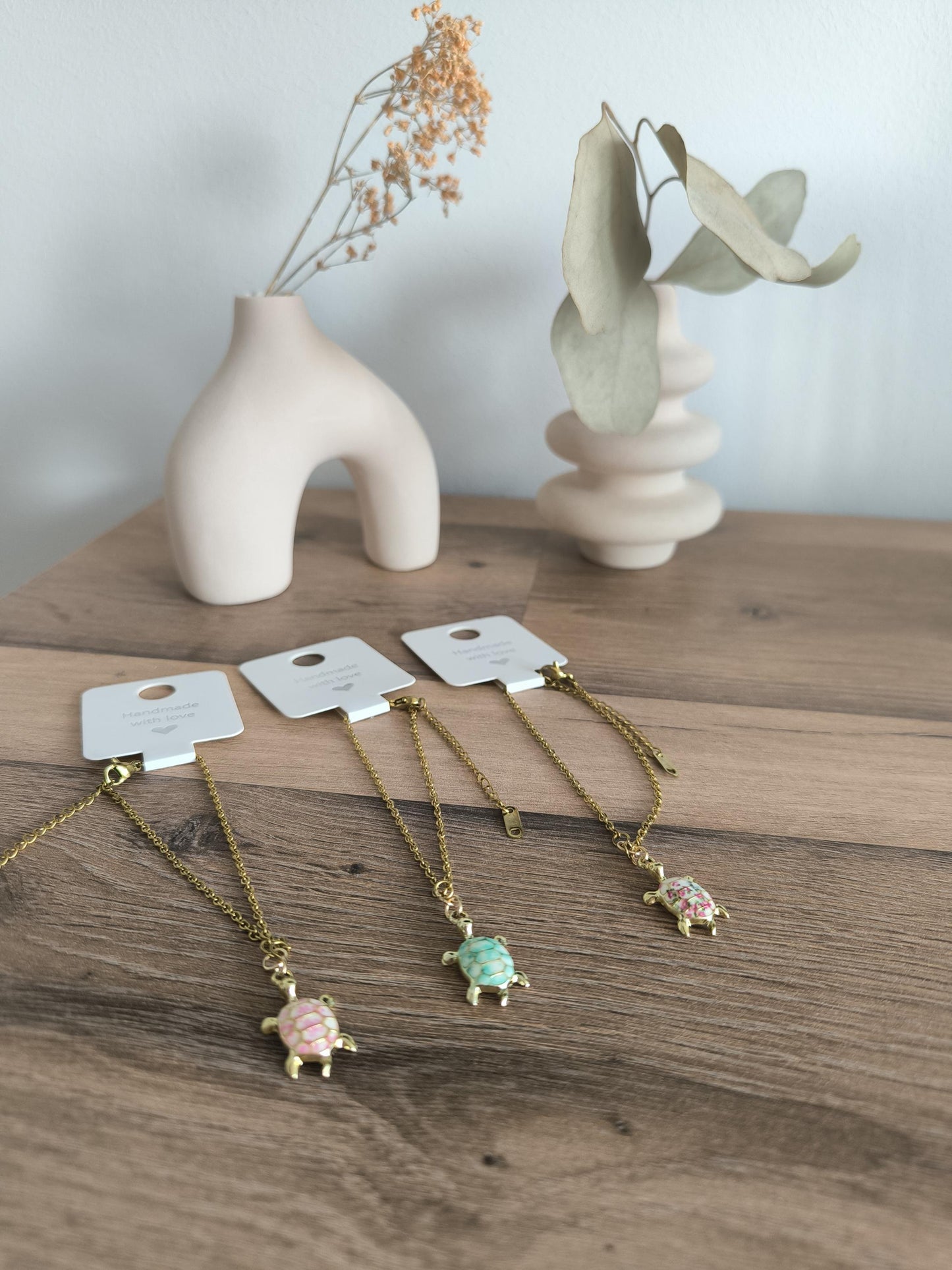 Vergoldetes Edelstahl Armband mit bunter Schildkröte | Rosa, Türkis oder Bunt | zarter Schmuck handmade | Geschenkidee Freundschaft