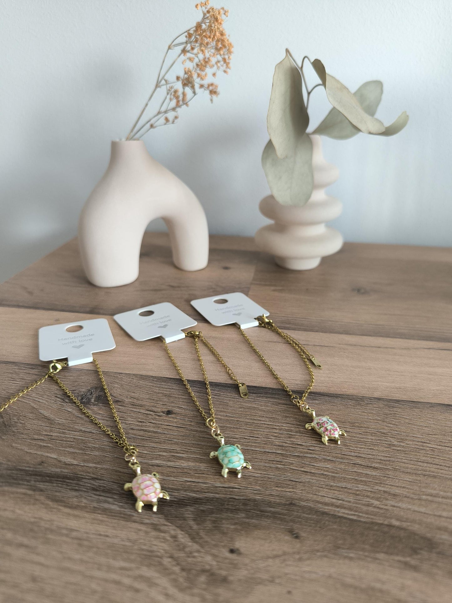 Vergoldetes Edelstahl Armband mit bunter Schildkröte | Rosa, Türkis oder Bunt | zarter Schmuck handmade | Geschenkidee Freundschaft