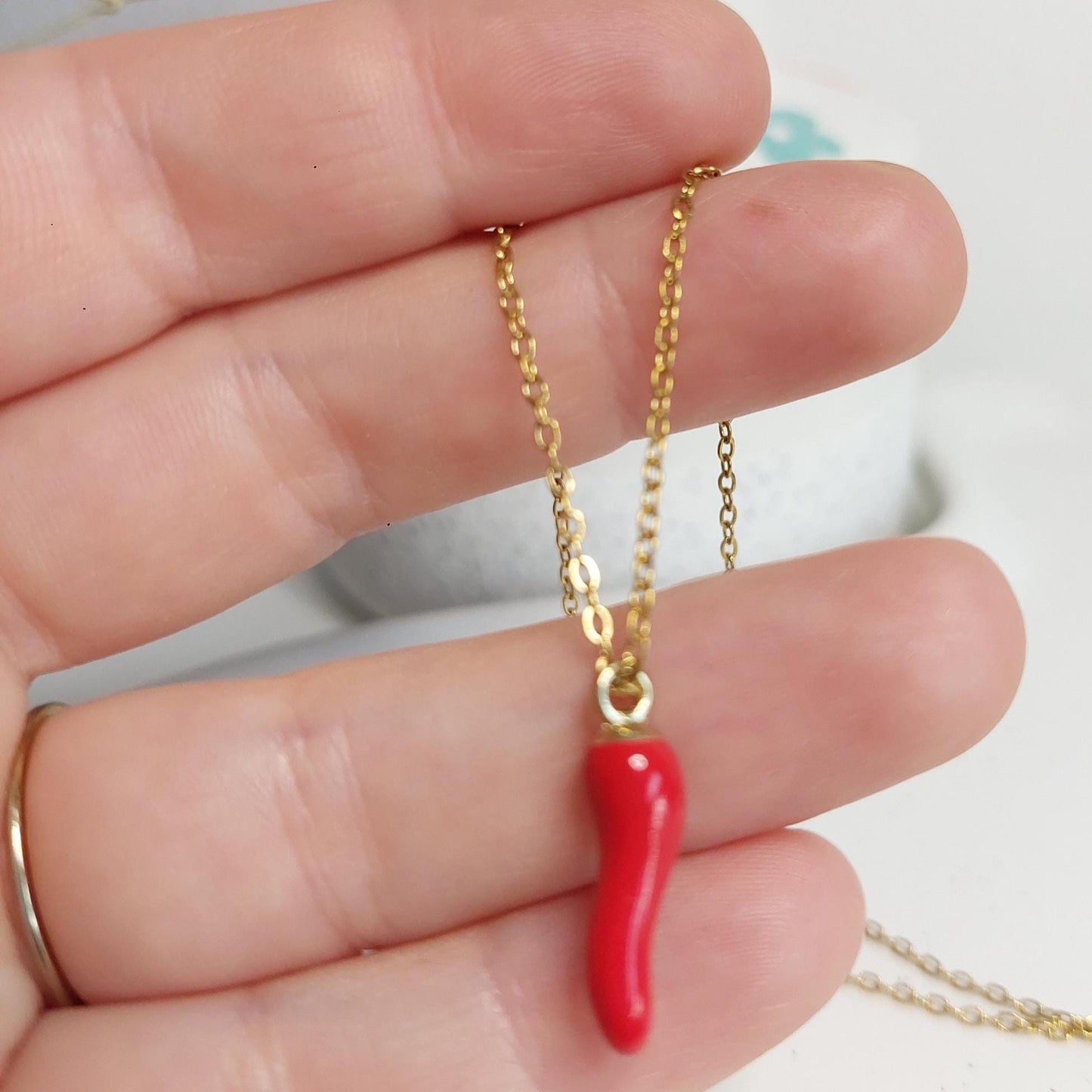 Vergoldete Edelstahlkette mit rotem Chili Anhänger | Trendige Halskette | Edelstahl Schmuck | Geschenk für Sie | Handmade Jewelry