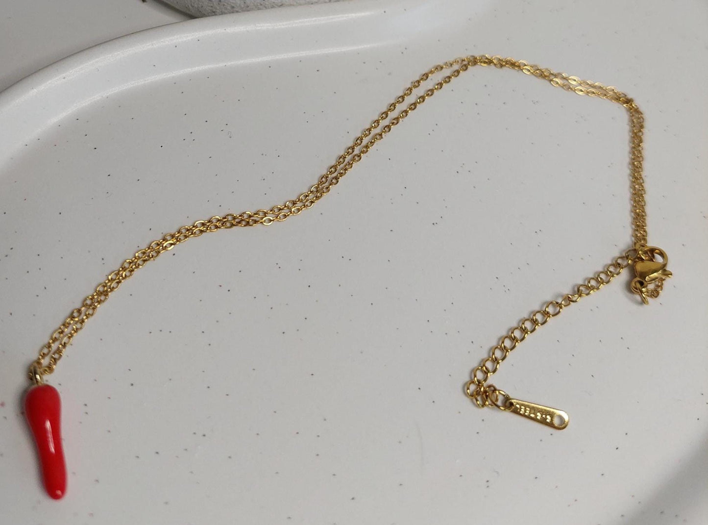 Vergoldete Edelstahlkette mit rotem Chili Anhänger | Trendige Halskette | Edelstahl Schmuck | Geschenk für Sie | Handmade Jewelry