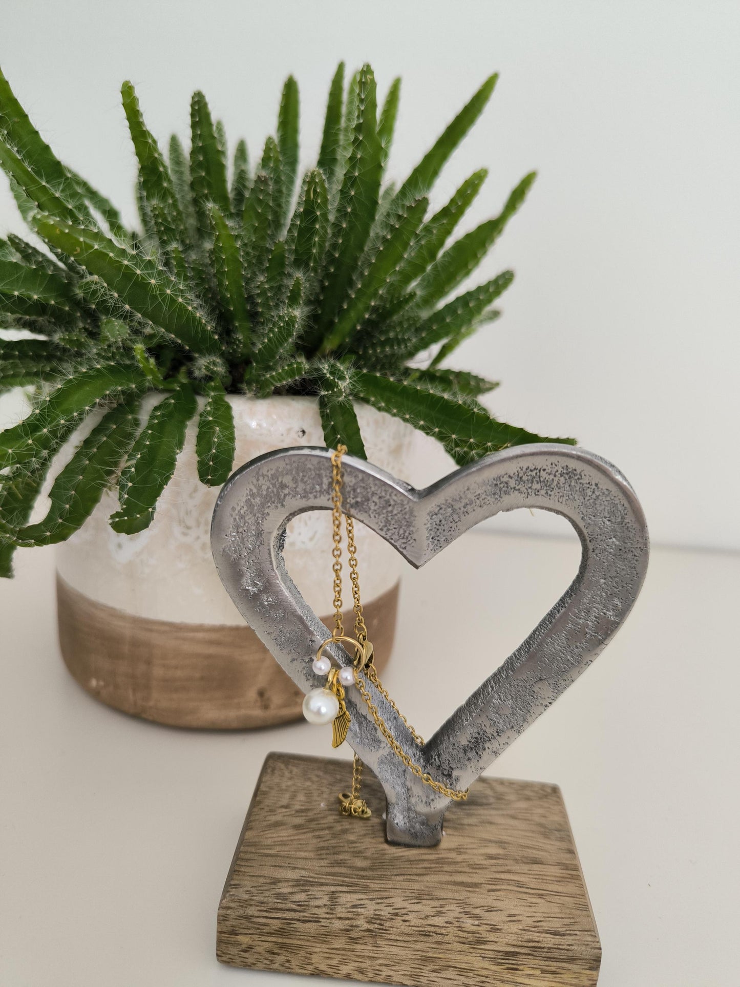 Vergoldetes Edelstahlarmband mit Perlen Engelflügel – Schutzengel Schmuck | Geschenk für Frauen | filigranes Armband | spirituell | elegant