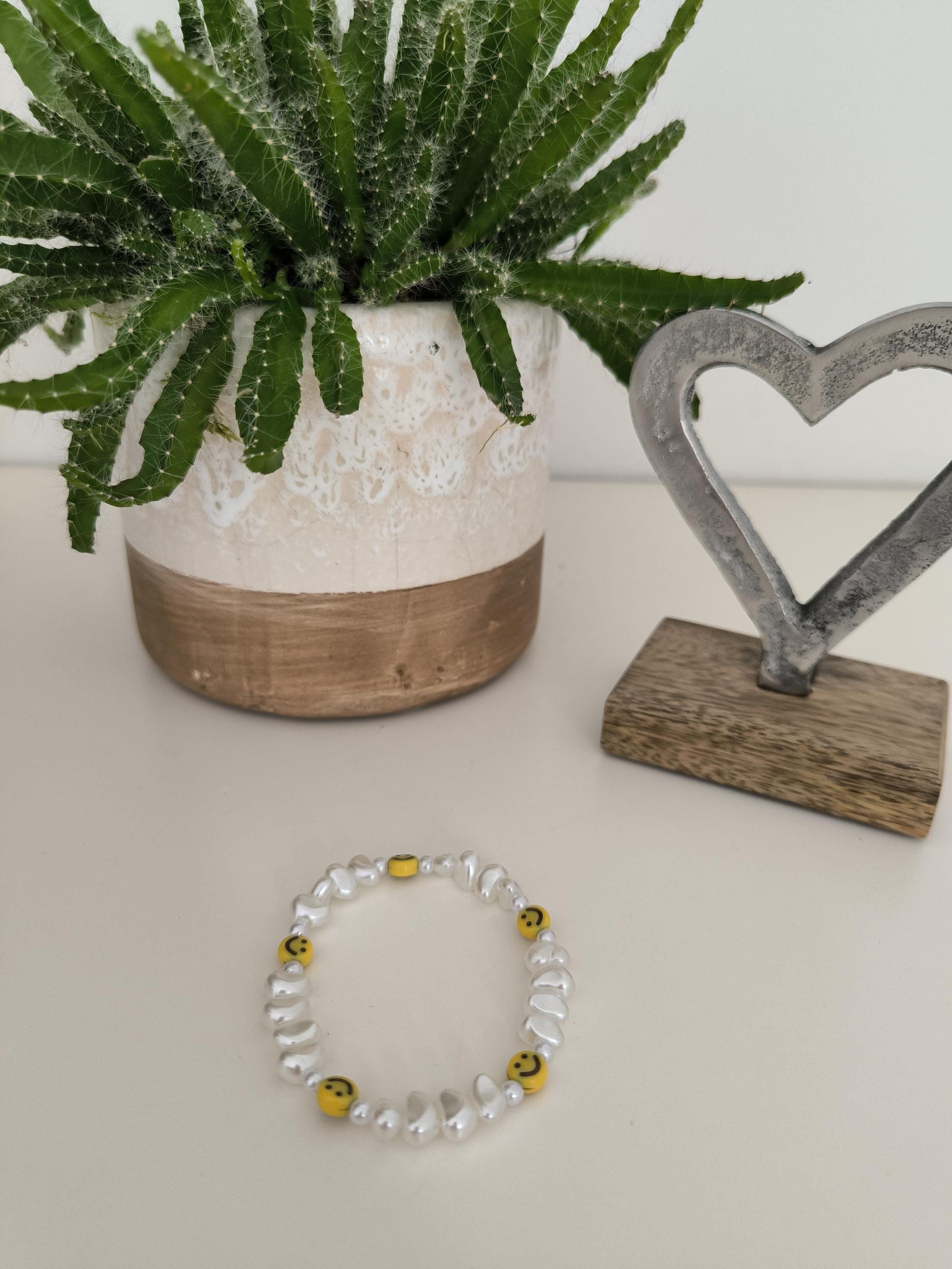 Smiley Perlenarmband – verspielter Sommerlook | Gelbe oder bunte Smileys & weiße Perlen | Freundschaftsarmband, Gute-Laune Schmuck