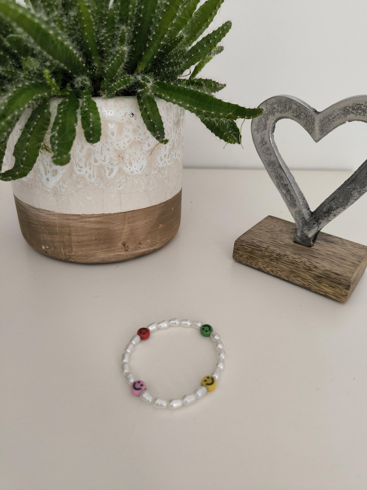 Smiley Perlenarmband – verspielter Sommerlook | Gelbe oder bunte Smileys & weiße Perlen | Freundschaftsarmband, Gute-Laune Schmuck