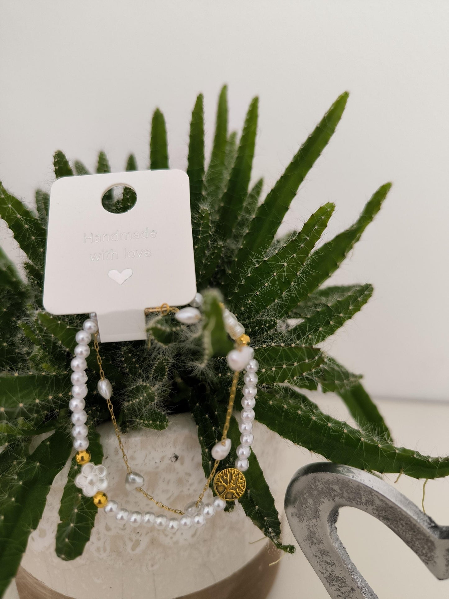 weißes Perlenarmband Boho Set | Elegantes Armband | 2-teilig | Gummiband & vergoldetes Edelsteinarmband | Herzen | Blumen| Lifetree