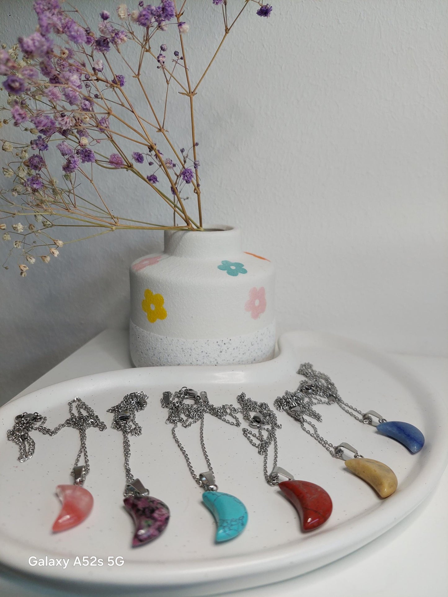 Mondstein Kette Edelstein Anhänger – Edelstahl oder Lederband Halskette mit Heilstein Halbmond – Boho Schmuck Damen Geschenk Naturstein