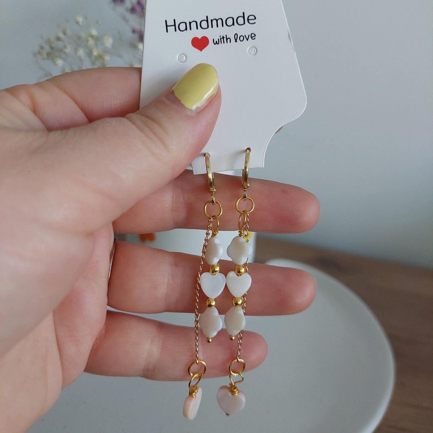 Goldene Herz Ohrringe mit Muschelperlen – Hängeohrringe, Boho Schmuck handgemacht, romantisch & verspielt, Geschenk für Frauen 18K vergoldet