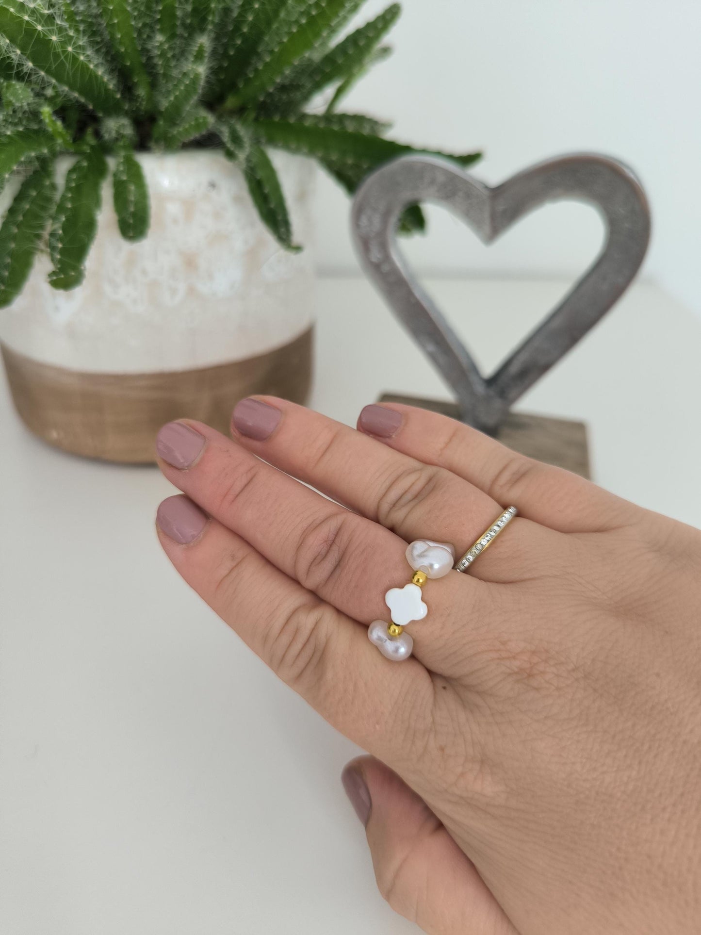 Perlenring Boho | Schlichter Ring Weiß Beige | Unisex Gummiband Ring | Goldener Modeschmuck | Muschelperlen Ring Handmade