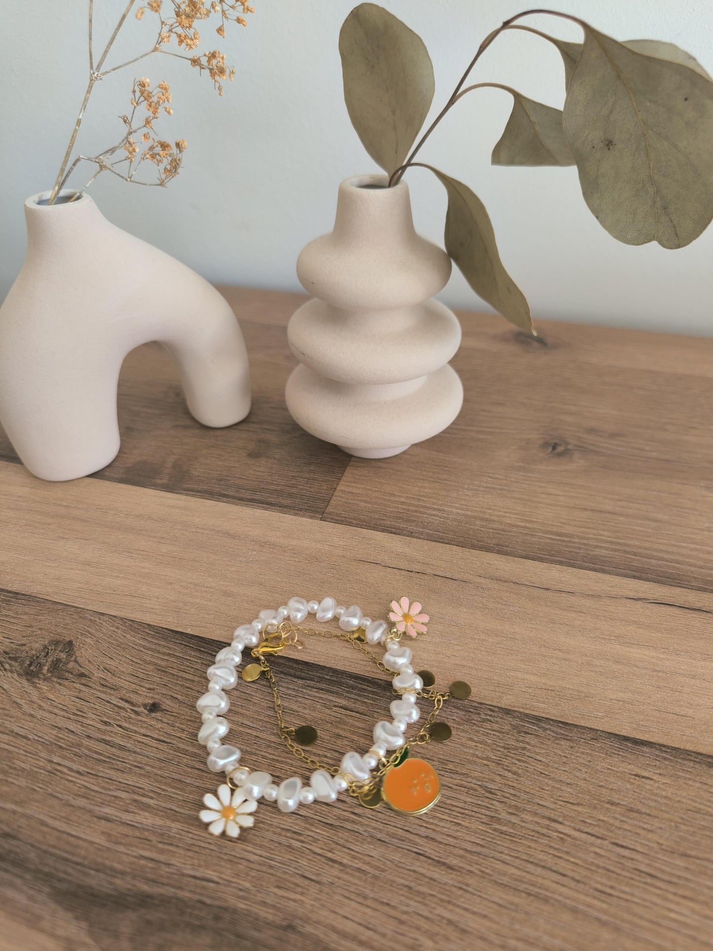 Perlenarmband Boho Set | Sommer Armband Orange und Blumen | 2-teilig | Gummiband & vergoldetes Edelsteinarmband | Geschenkidee
