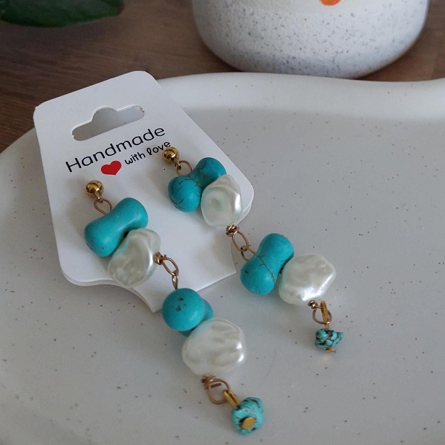 Goldene Türkis Ohrringe | Edelstahl vergoldet | Steckerohrringe mit Perlen | echter Türkis | Boho Schmuck | Muschelperlen Handmade Geschenk