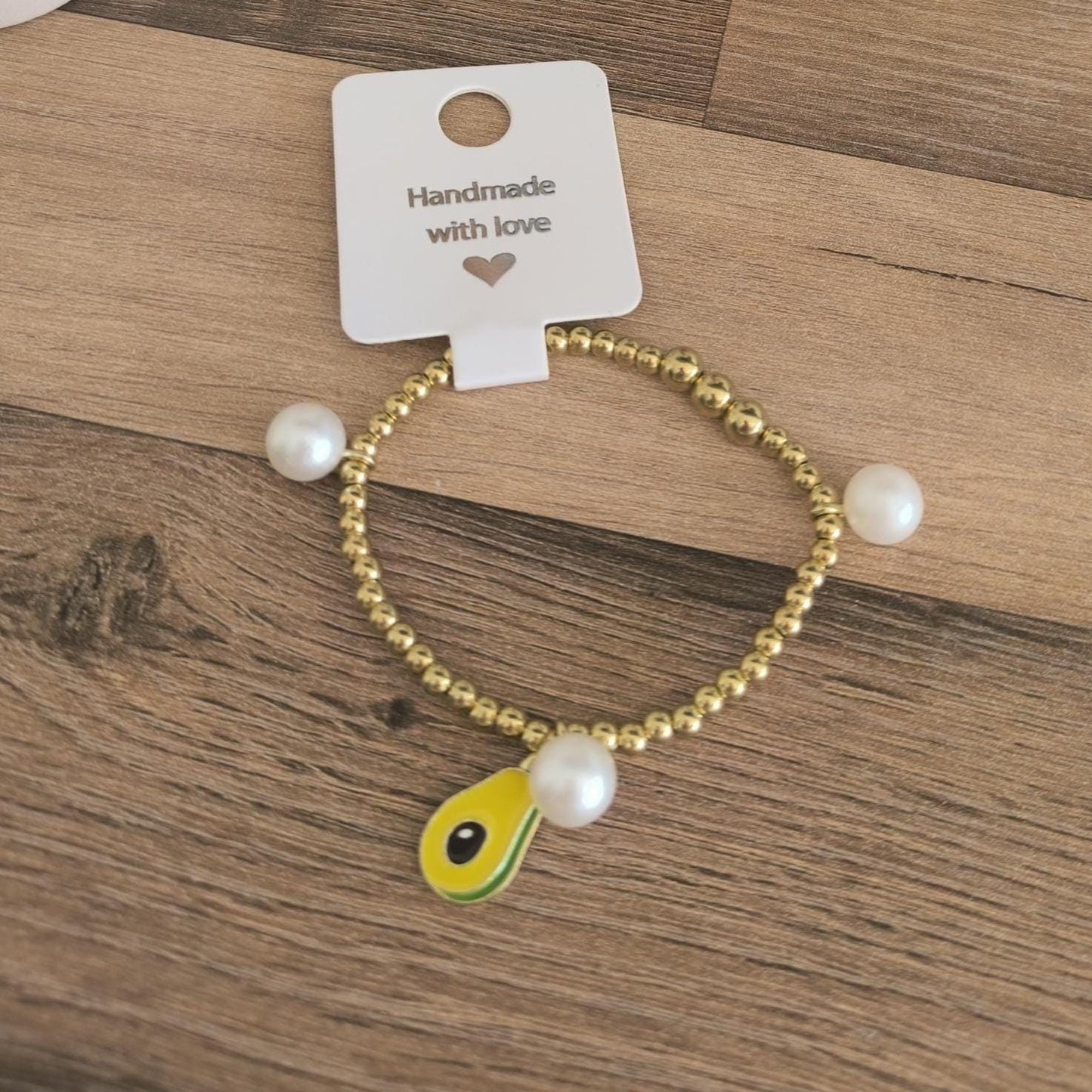 Goldenes Perlenarmband mit Avocado Anhänger | Weiß & Gold | Boho Schmuck | Gummiband Armband | Perlenimitat | Handmade
