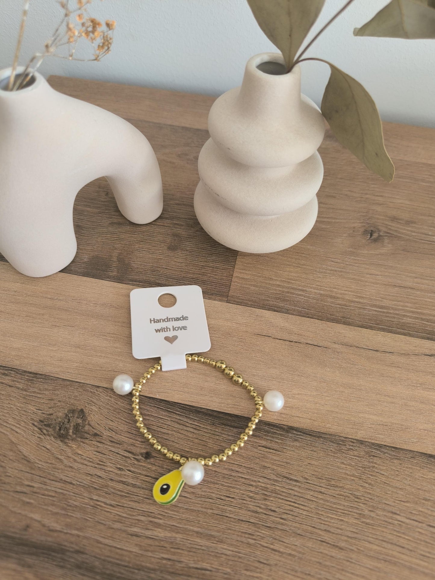 Goldenes Perlenarmband mit Avocado Anhänger | Weiß & Gold | Boho Schmuck | Gummiband Armband | Perlenimitat | Handmade