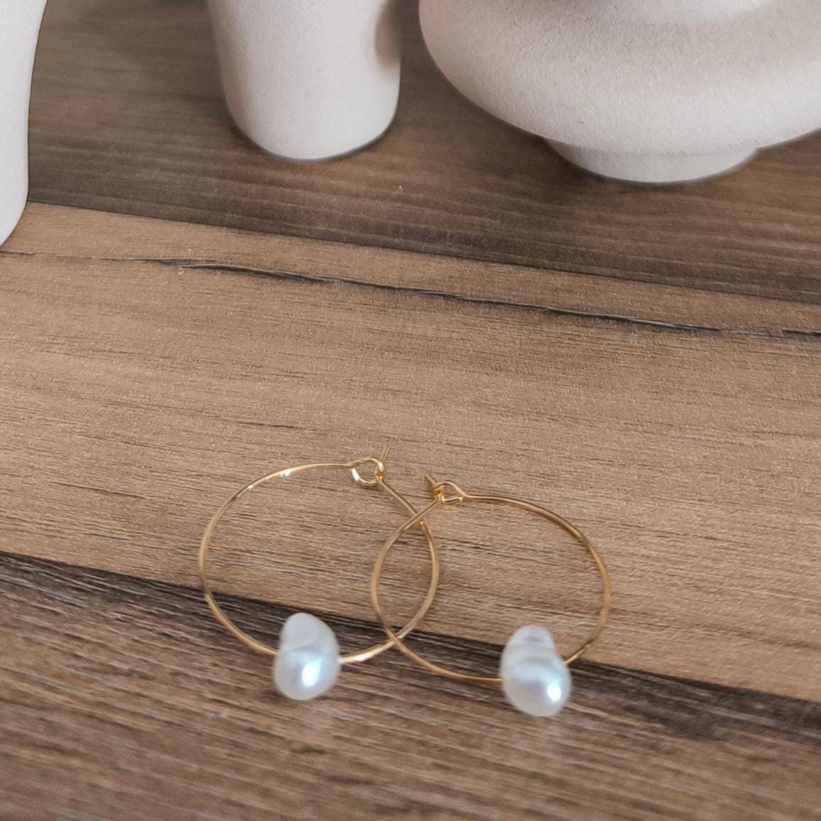 Schlichte Perlen Creolen | Hochzeit Damenschmuck | Muschelperlen Imitat | weiße Perlen | Boho | Moderne Creolen | Geschenk für Sie