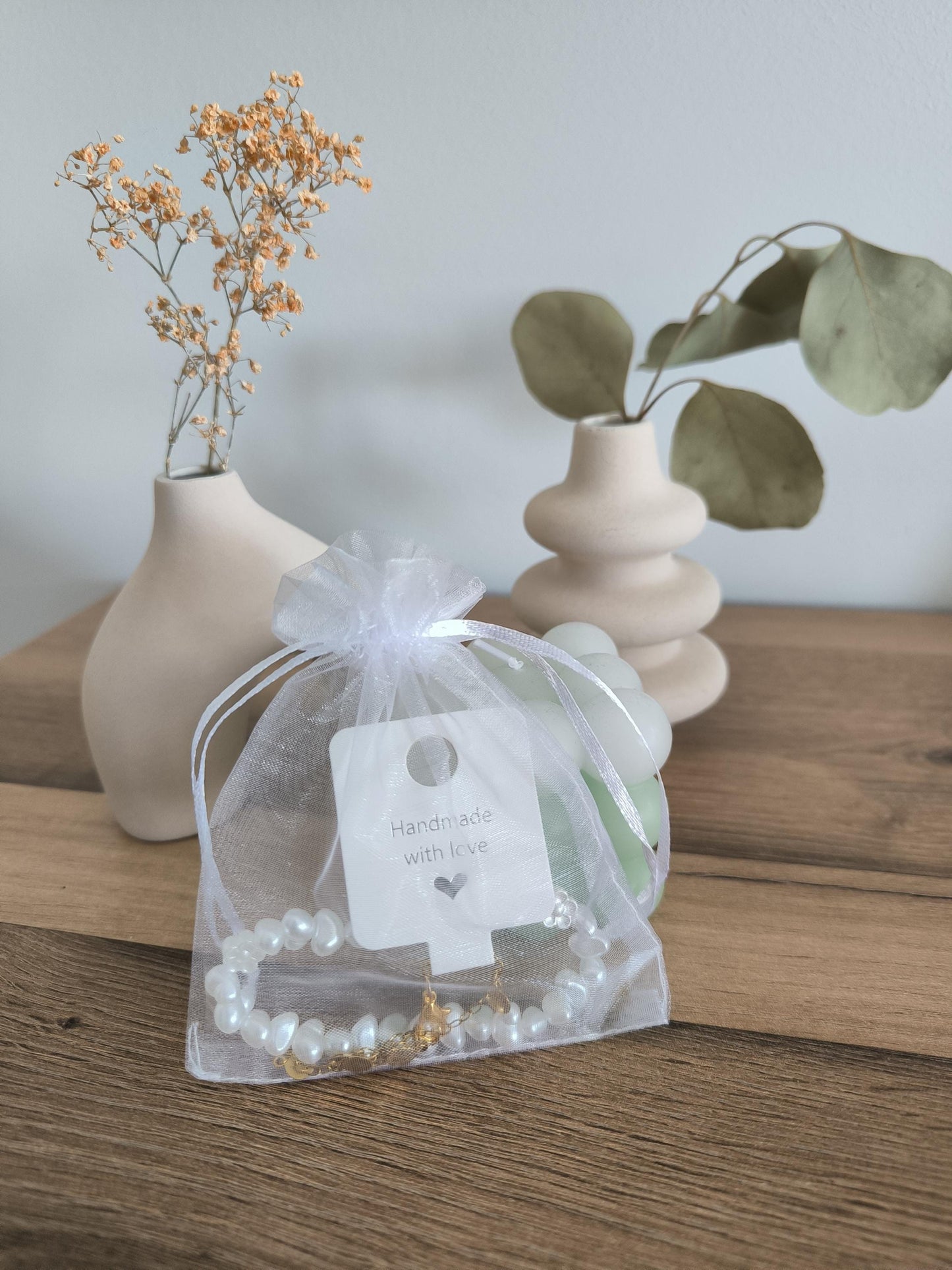 weißes Perlenarmband Boho Set | Elegantes Armband | 2-teilig | Gummiband & vergoldetes Edelsteinarmband | Geschenkidee für Sie | Hochzeit |