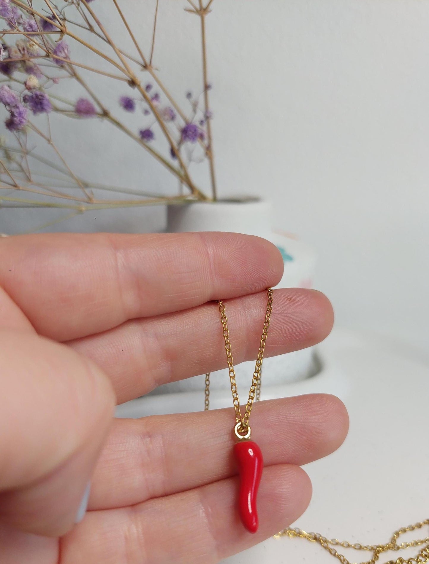 Vergoldete Edelstahlkette mit rotem Chili Anhänger | Trendige Halskette | Edelstahl Schmuck | Geschenk für Sie | Handmade Jewelry