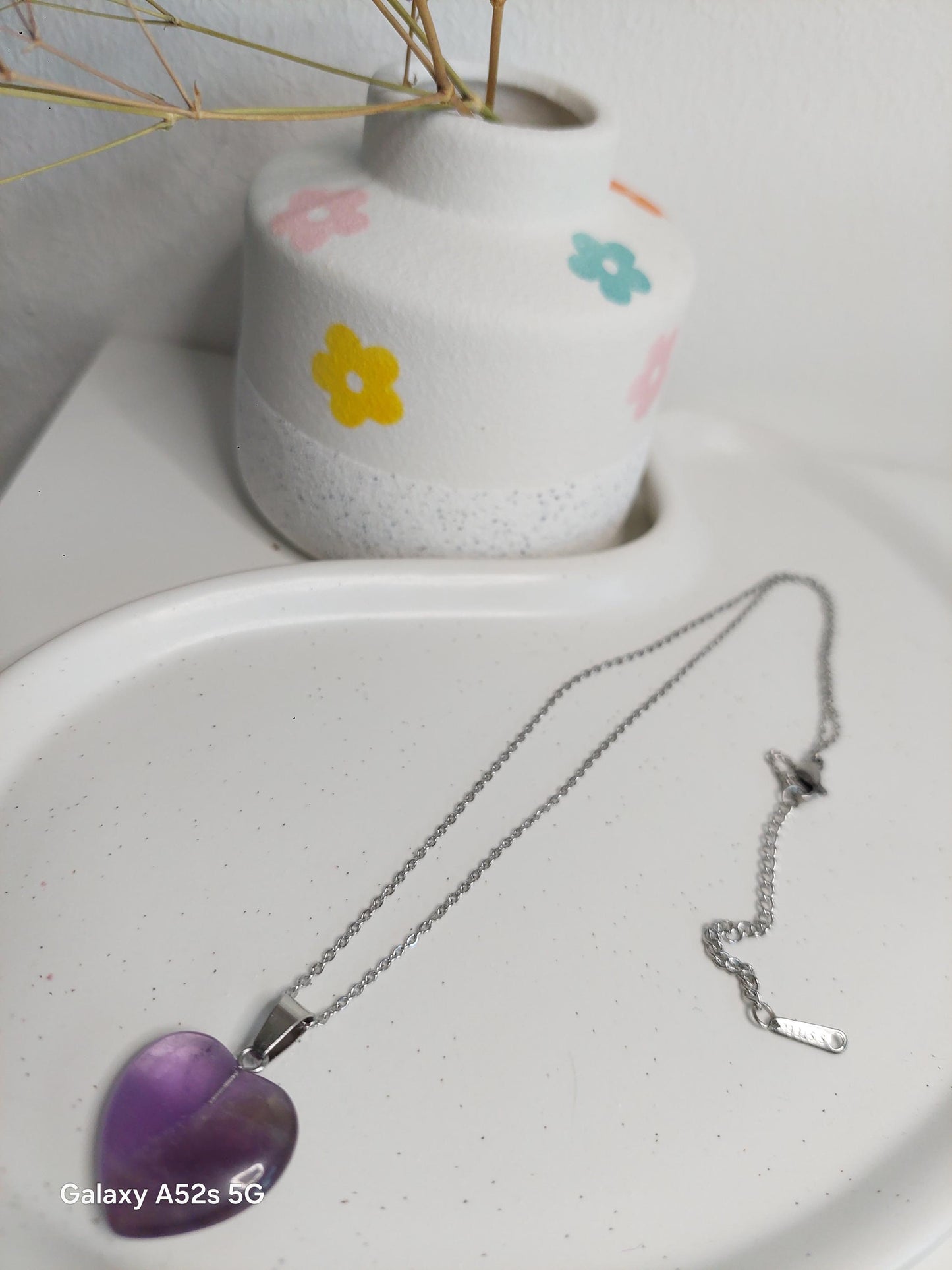 Silberne Edelstahlkette oder Lederband mit Amethyst Herz Edelstein, minimalistischer Schmuck, Geschenk für Frauen, Spiritualität Heilstein