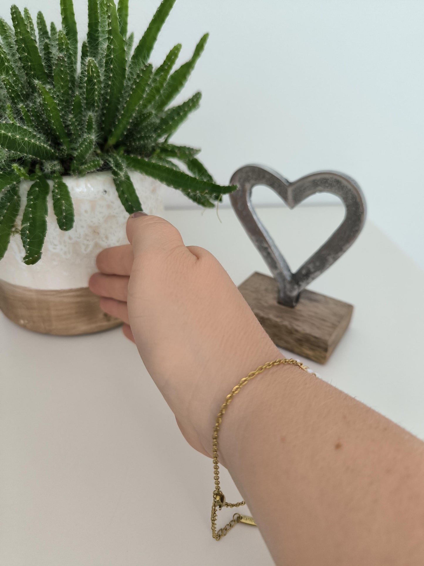 Vergoldetes Edelstahlarmband mit Perlen Engelflügel – Schutzengel Schmuck | Geschenk für Frauen | filigranes Armband | spirituell | elegant