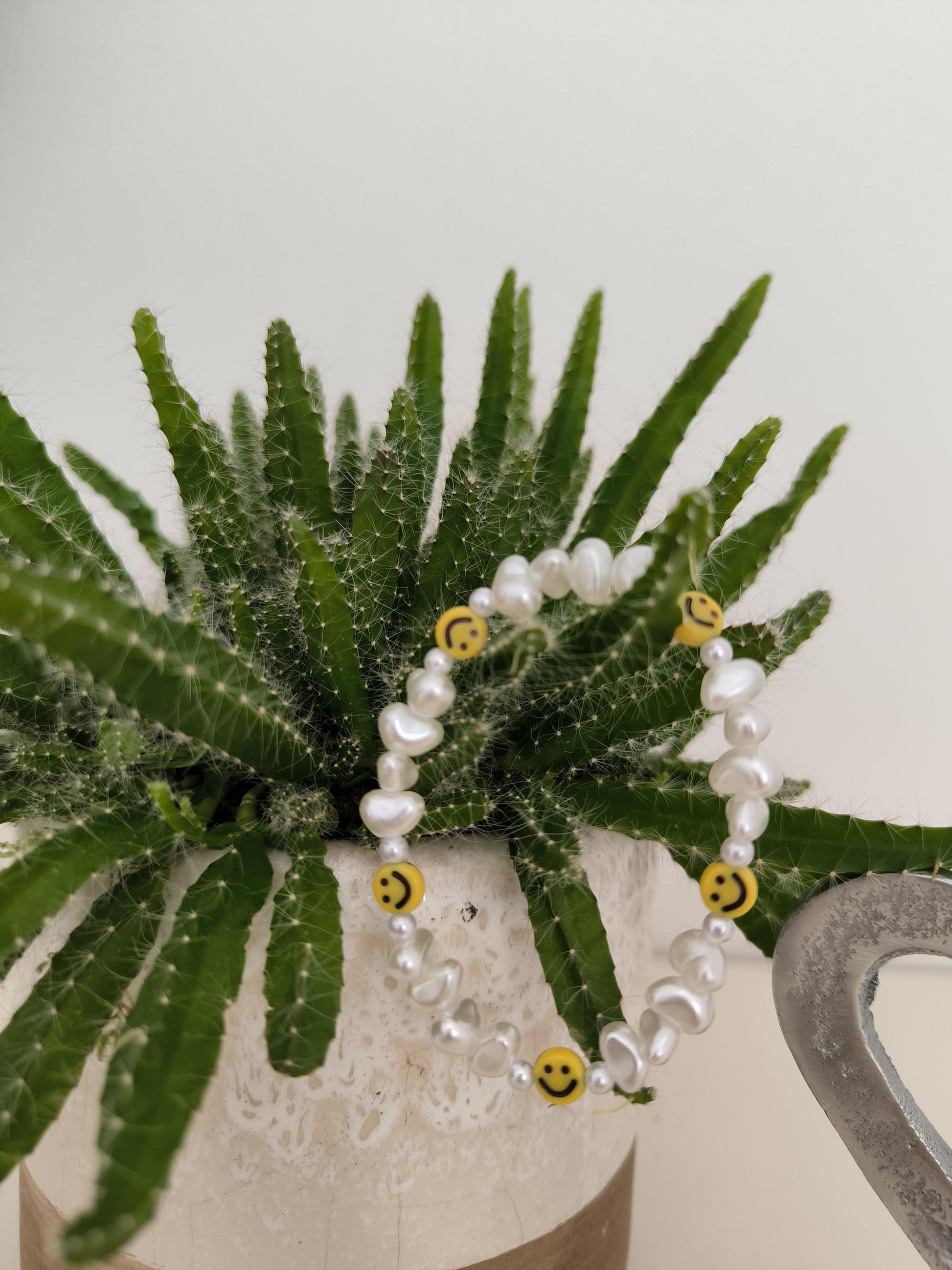 Smiley Perlenarmband – verspielter Sommerlook | Gelbe oder bunte Smileys & weiße Perlen | Freundschaftsarmband, Gute-Laune Schmuck
