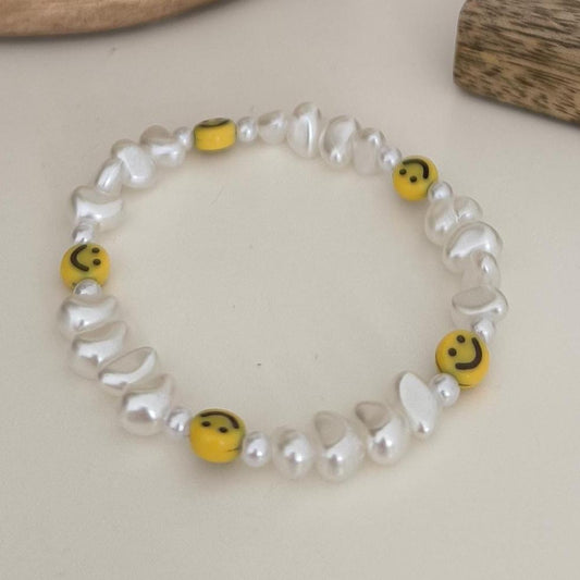 Smiley Perlenarmband – verspielter Sommerlook | Gelbe oder bunte Smileys & weiße Perlen | Freundschaftsarmband, Gute-Laune Schmuck