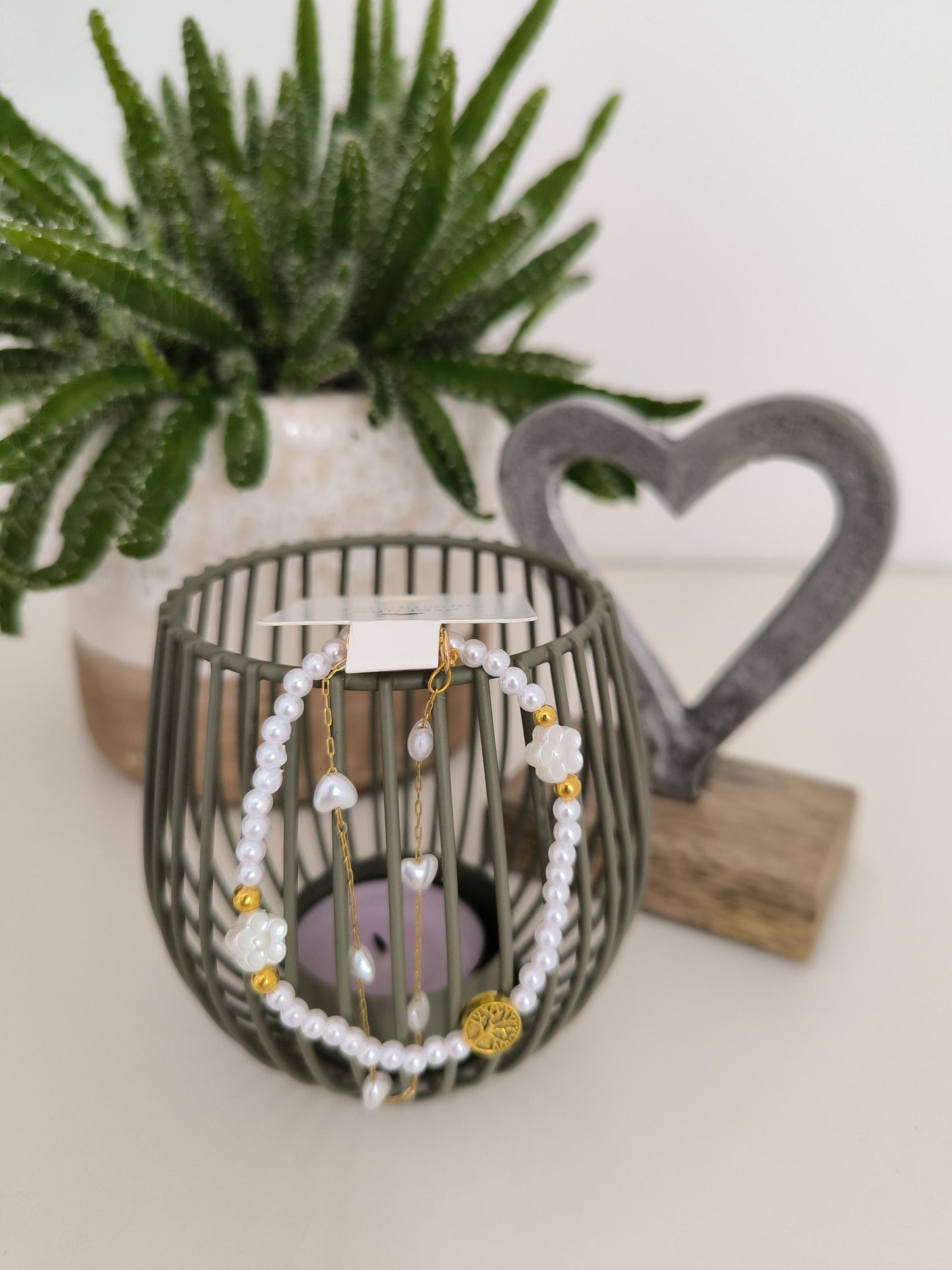 weißes Perlenarmband Boho Set | Elegantes Armband | 2-teilig | Gummiband & vergoldetes Edelsteinarmband | Herzen | Blumen| Lifetree