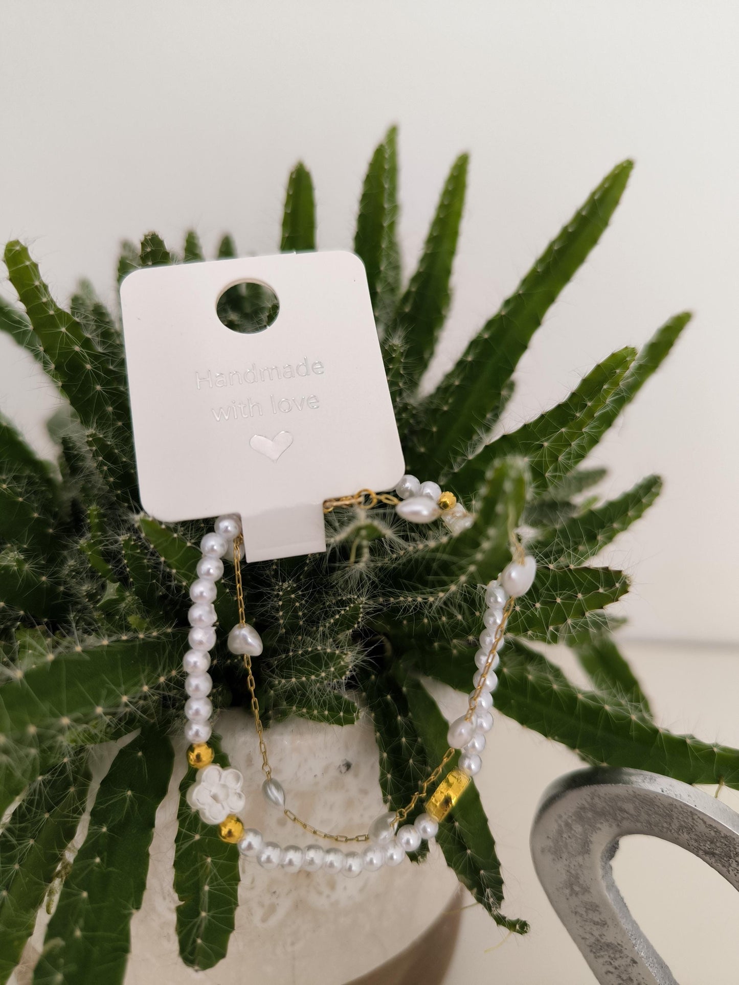 weißes Perlenarmband Boho Set | Elegantes Armband | 2-teilig | Gummiband & vergoldetes Edelsteinarmband | Herzen | Blumen| Lifetree
