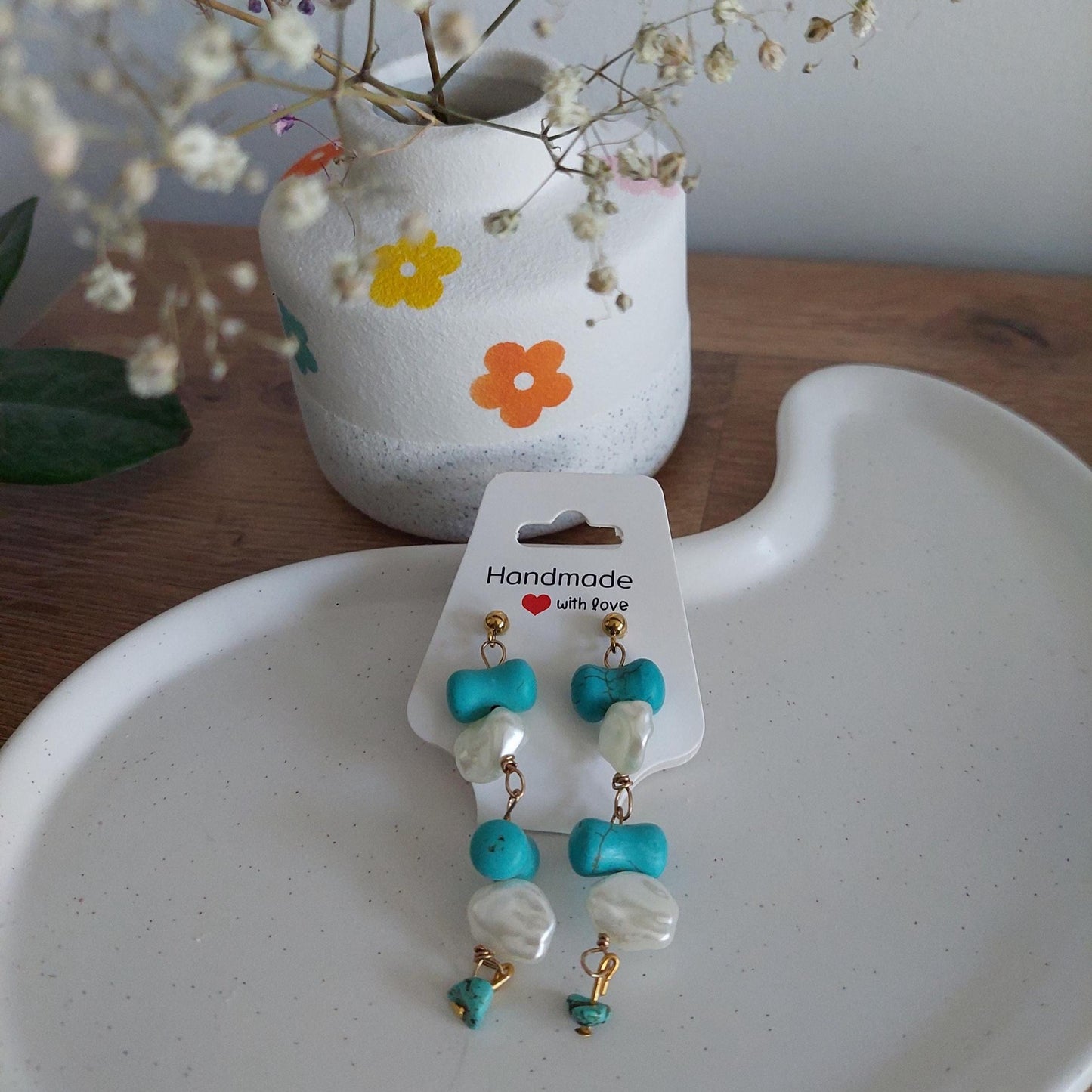 Goldene Türkis Ohrringe | Edelstahl vergoldet | Steckerohrringe mit Perlen | echter Türkis | Boho Schmuck | Muschelperlen Handmade Geschenk