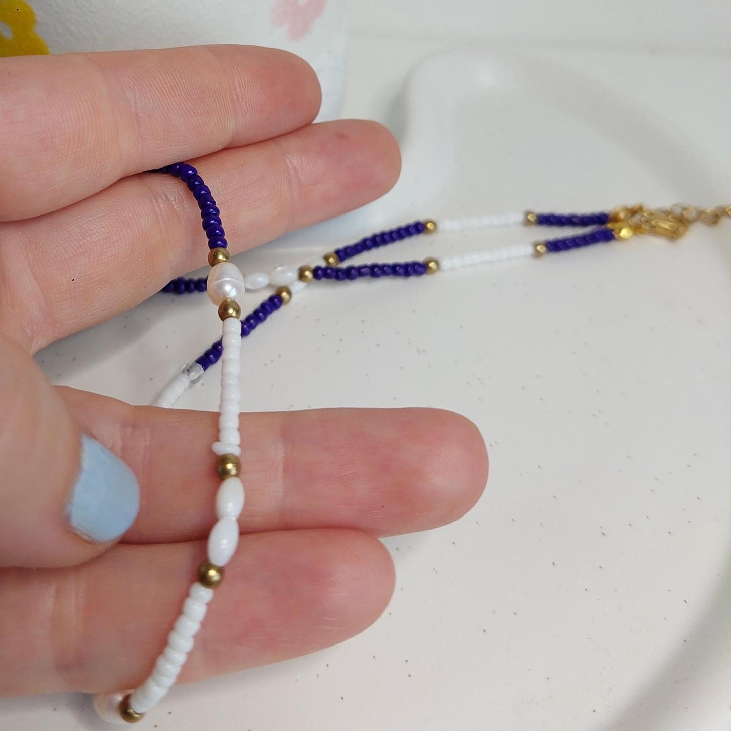 Blau weiße Perlenkette | handmade Halskette | zart Sommer Boho | Edelstahl vergoldet | Minimalistisch | Muschelperlen | Geschenk für sie