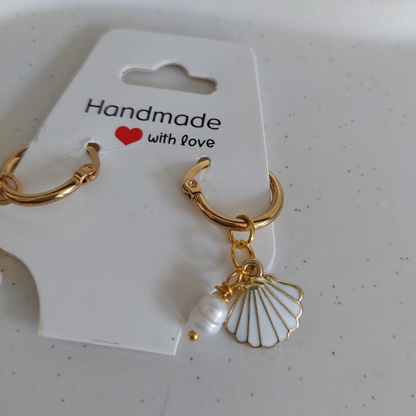 Muschel Ohrringe Gold – Edelstahl Creolen mit Muschelanhänger – Sommer Ohrschmuck – Muschelperlen – Boho – Strandlook – Geschenk für Frauen