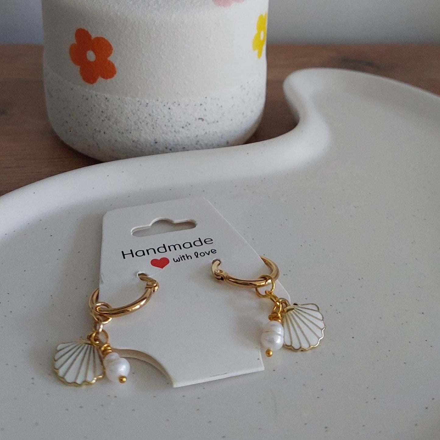 Muschel Ohrringe Gold – Edelstahl Creolen mit Muschelanhänger – Sommer Ohrschmuck – Muschelperlen – Boho – Strandlook – Geschenk für Frauen