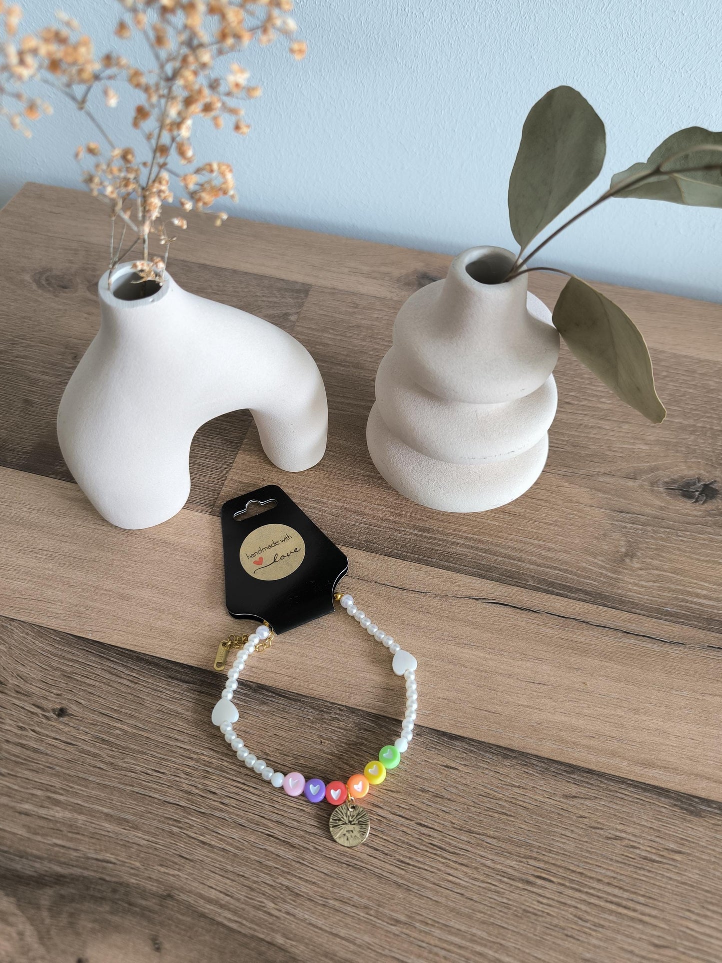 Boho-Perlenarmband mit weißen Perlen | bunten Herzperlen | Muschelperlen in Herzform | Boho | Gift for her | Modern | Unikat Anhänger | StSt