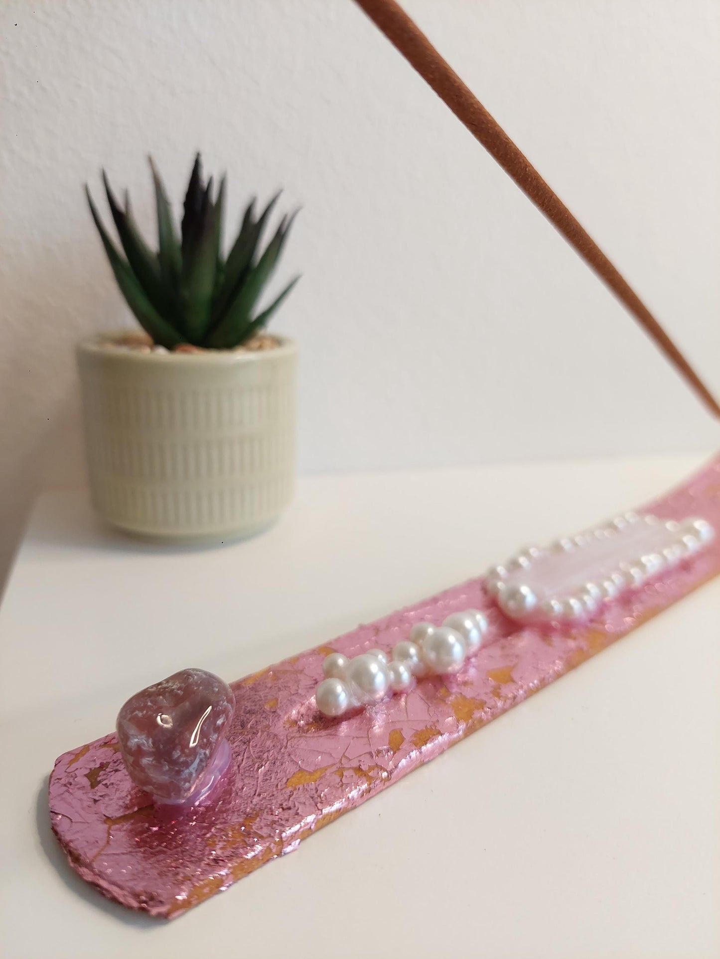 Handgemachter Räucherstäbchenhalter Rosa mit Rosenquarz, Selenit & Perlen – Boho Glam Deko, spirituelles Geschenk, Meditation Zubehör
