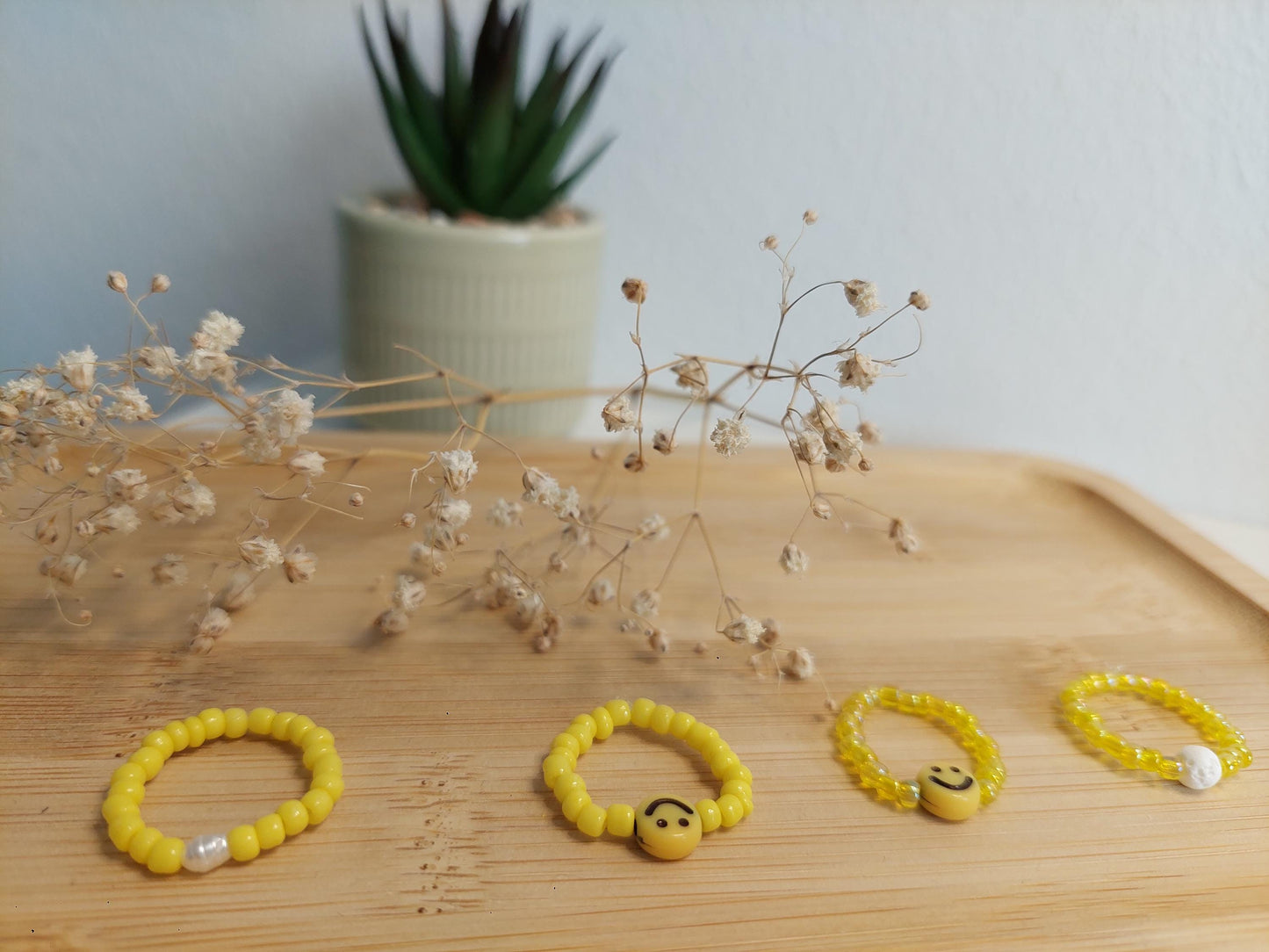 Handgemachtes Perlenring Set mit Smiley & Beads – elastische Ringe in Gelb, Weiß, Rot, mehrere Farben, Boho Schmuck, Geschenk für Sie