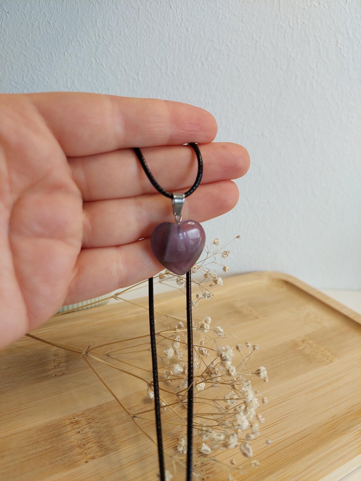 Silberne Edelstahlkette oder Lederband mit Amethyst Herz Edelstein, minimalistischer Schmuck, Geschenk für Frauen, Spiritualität Heilstein