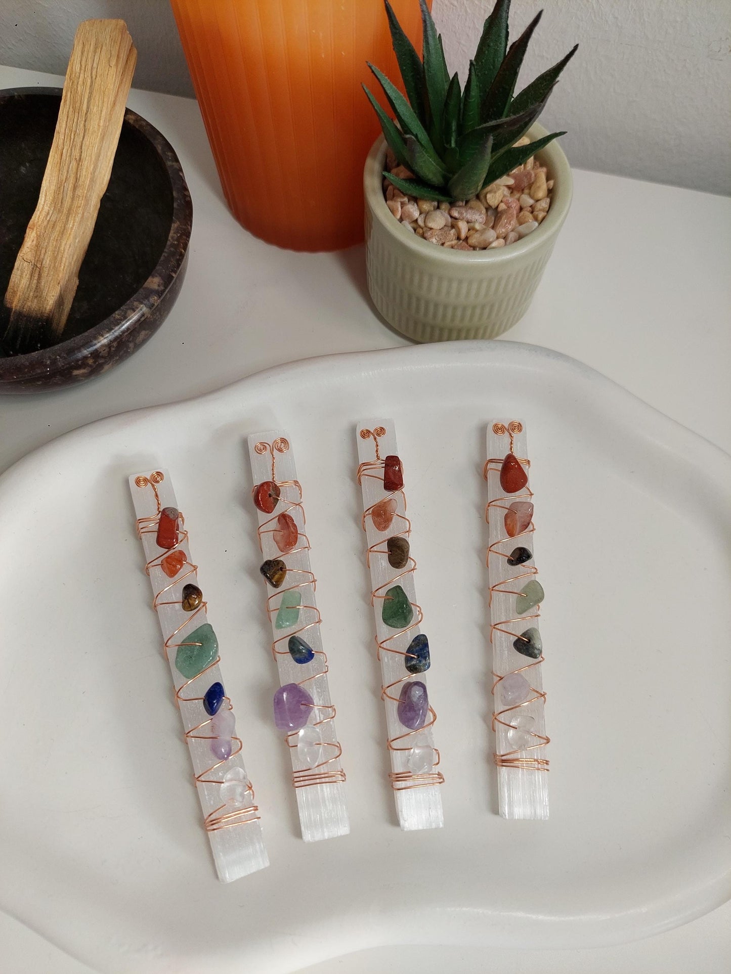 Selenit Stab mit Chakra Edelsteinen – Heilstein Stab, Energie Reinigung, Crystal Wand, Chakra Balancing Tool, Meditation, Spiritual Healing