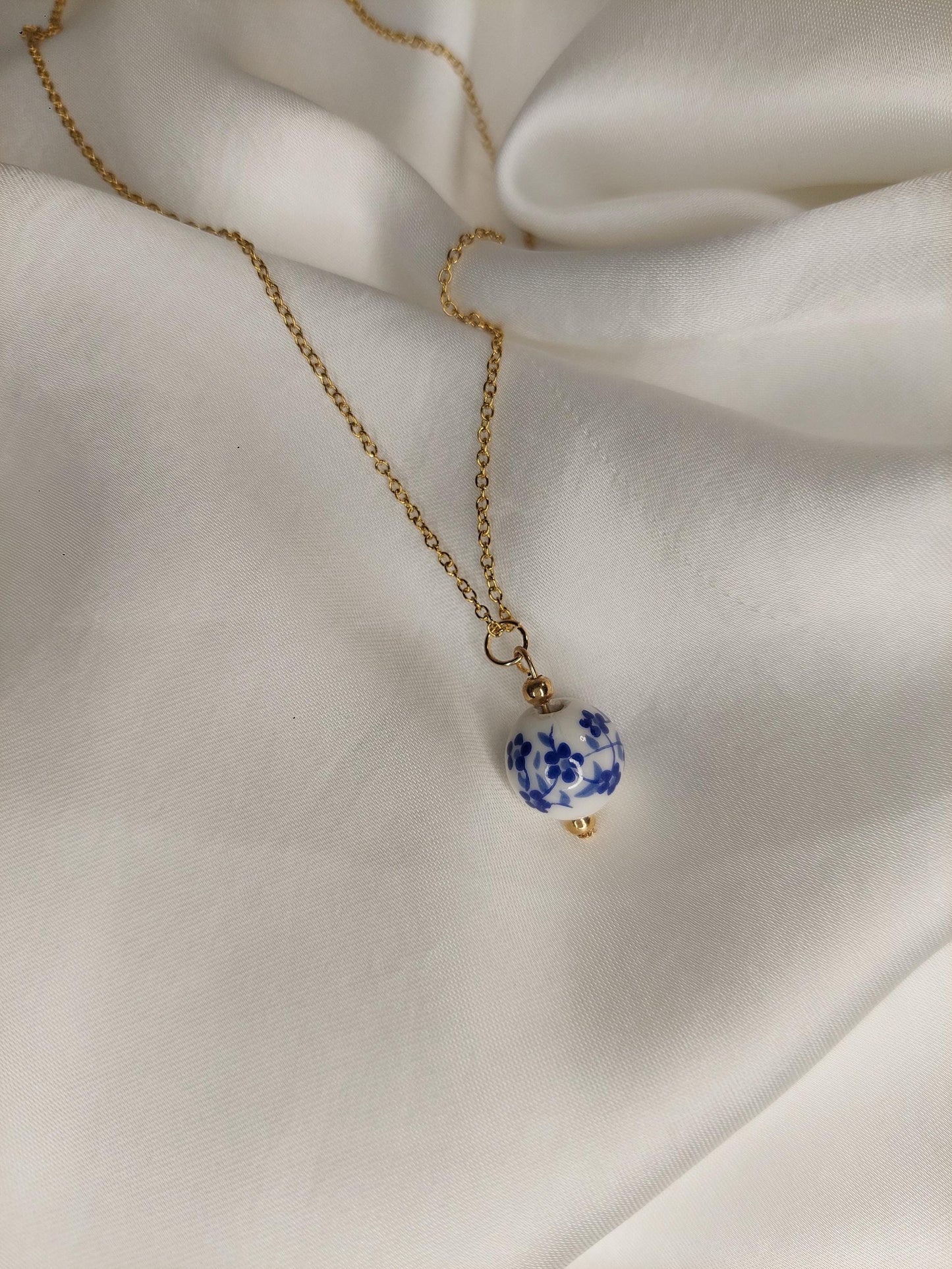 Blue Blossom - Schmuckset / einzeln – Vergoldete Edelstahl Kette & Ohrringe mit Porzellanperle | Blau-Weiß | Valentinstag Geschenk für Sie