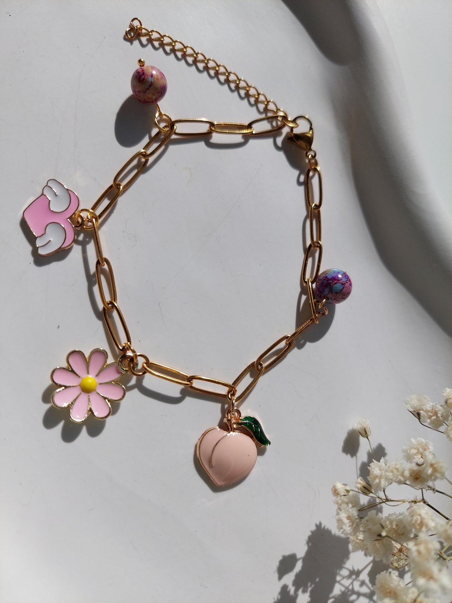 Verspieltes Charm-Armband mit Pfirsich, Blume & Herz – Vergoldetes Edelstahl Armband - Intuitive Armbänder, Summer Vibes, Spring Vibes, Boho