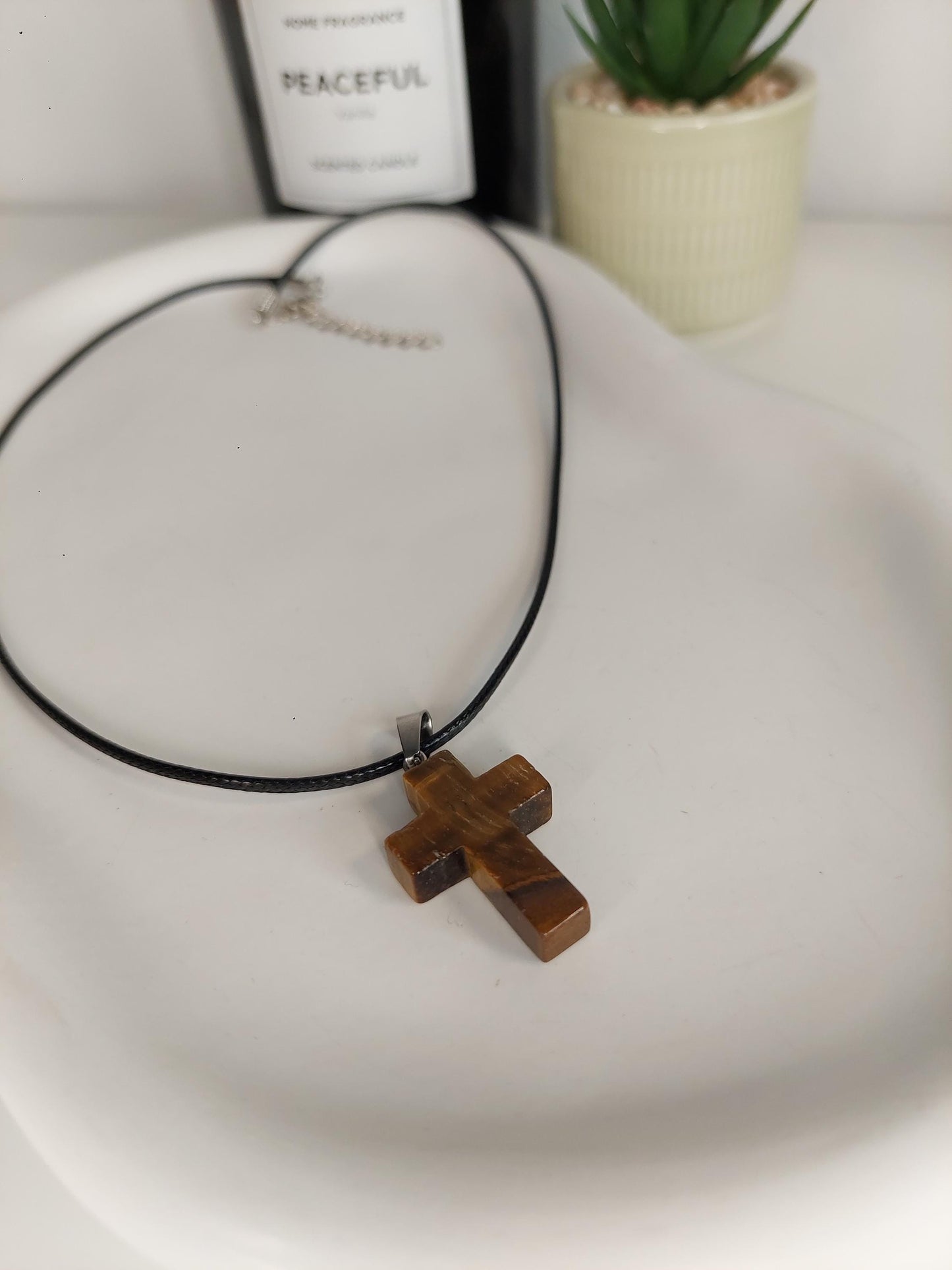 Tigerauge Kreuz Kette – Lederimitat Halskette mit Naturstein Kreuz Anhänger - Christian - Spirituality - Boho - Cross - Schutz - Erdung -