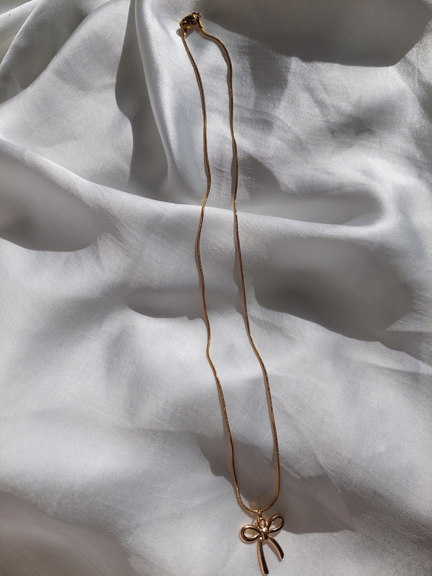Goldene Schleifen Kette – Minimalistische Bow Necklace aus Edelstahl vergoldet – Coquette Schmuck – Feminine Halskette – Geschenk für Frauen