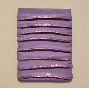 little Violette Vibes - Tanya Silva - Acryl, Objekte auf Leinwand