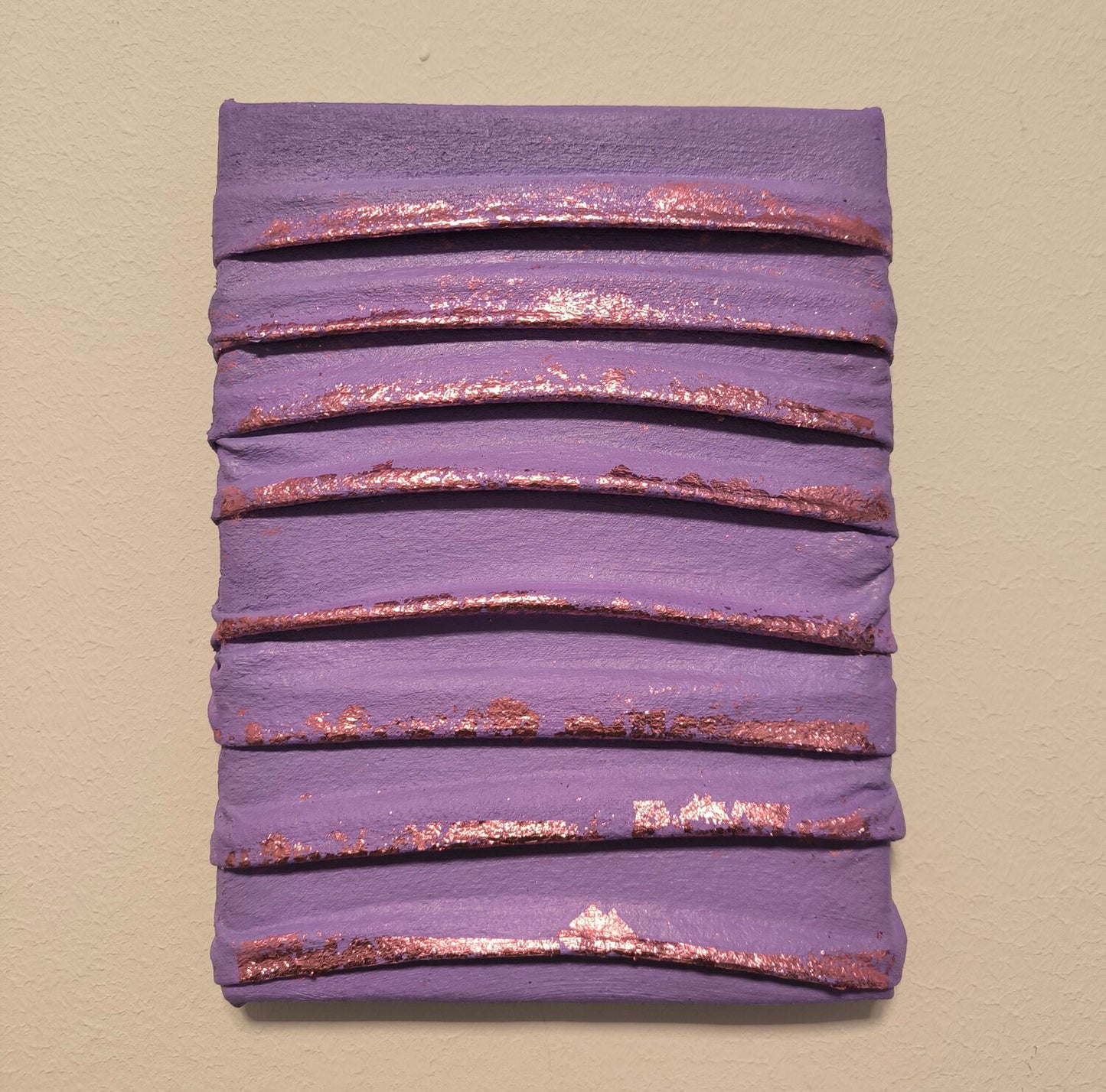 little Violette Vibes - Tanya Silva - Acryl, Objekte auf Leinwand
