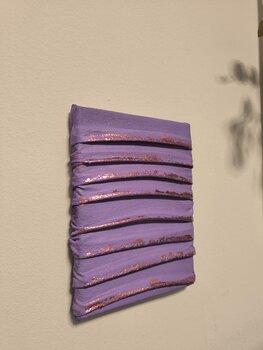 little Violette Vibes - Tanya Silva - Acryl, Objekte auf Leinwand