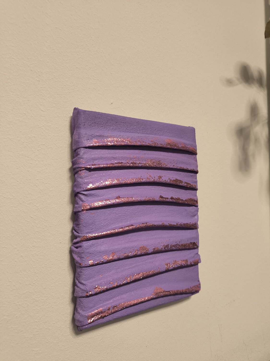little Violette Vibes - Tanya Silva - Acryl, Objekte auf Leinwand