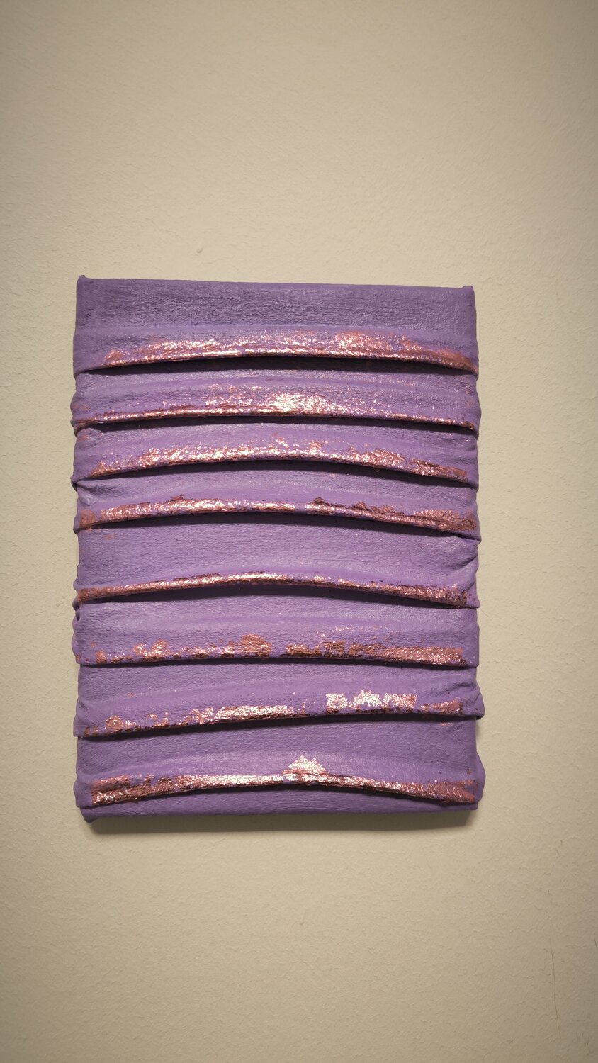 little Violette Vibes - Tanya Silva - Acryl, Objekte auf Leinwand