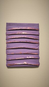 little Violette Vibes - Tanya Silva - Acryl, Objekte auf Leinwand