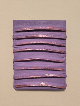 little Violette Vibes - Tanya Silva - Acryl, Objekte auf Leinwand