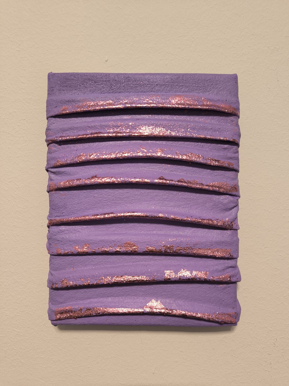 little Violette Vibes - Tanya Silva - Acryl, Objekte auf Leinwand
